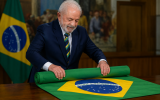 Soberania nacional. Lula com bandeira enrolada