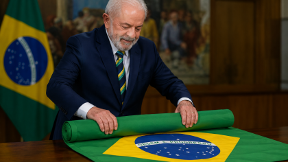 Soberania nacional. Lula com bandeira enrolada
