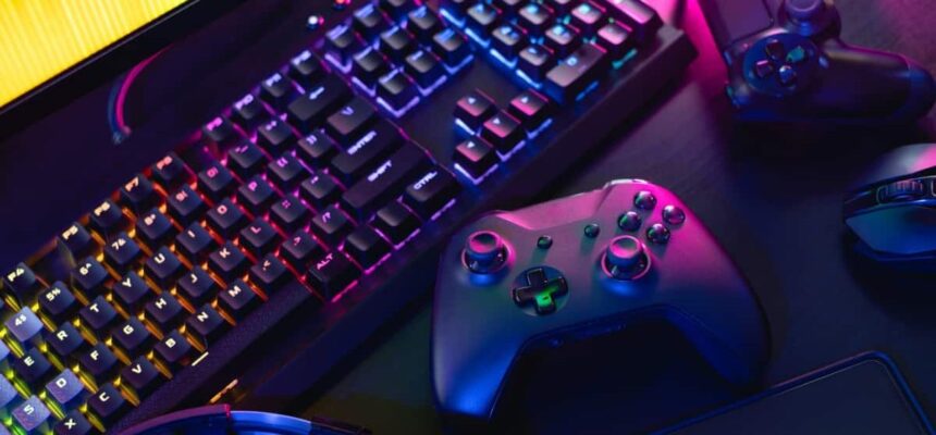 teclado de computador com mouse para games