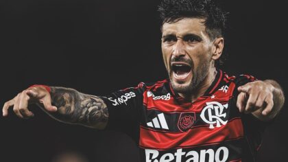 Arrascaeta vibrando usando camisa do Flamengo