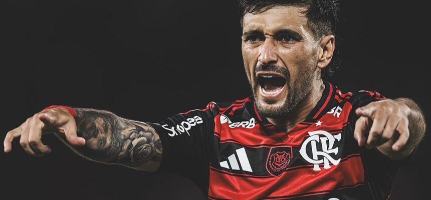 Arrascaeta vibrando usando camisa do Flamengo