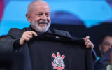 Lula exibinso camisa com o distintivo do Corinthians