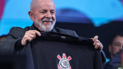 Lula exibinso camisa com o distintivo do Corinthians