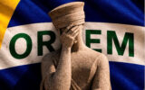 Estátua A Justiça com a mão no rosto e bandeira do Brasil ao fundo sobre o STF