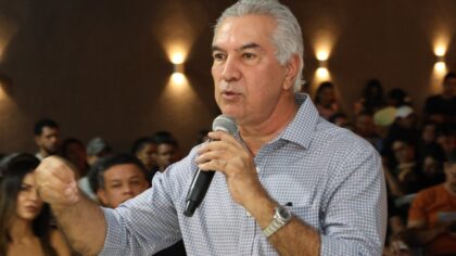 Reinaldo ao microfone, aposta em Flávio