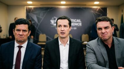 Deltan Dallagnol ao centro com Flávio Bolsonaro e Sergio Moro