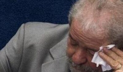 Lula com lenço. Clima de velório após 1º turno
