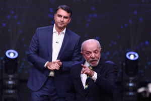 Lula com Flavio Bolsonaro. Fuga do debate da Globo