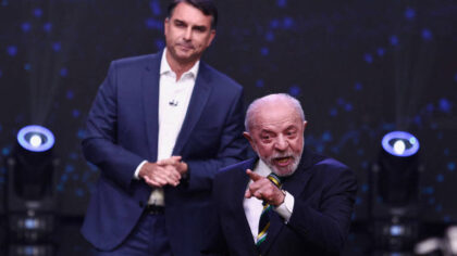 Lula com Flavio Bolsonaro. Fuga do debate da Globo