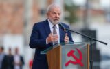 Lula no púlpito. PT radical