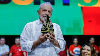 Lula segurando imagem de N.S. Aparecida. Hipocisia do PT