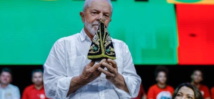 Lula segurando imagem de N.S. Aparecida. Hipocisia do PT